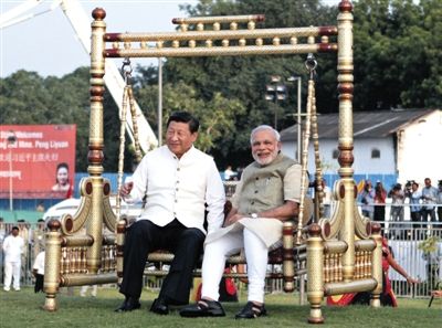 9月17日，国家主席习近平在印度古吉拉特邦进行访问，印度总理莫迪全程陪同。图为习近平和莫迪在参观河岸公园发展项目时亲切交谈。