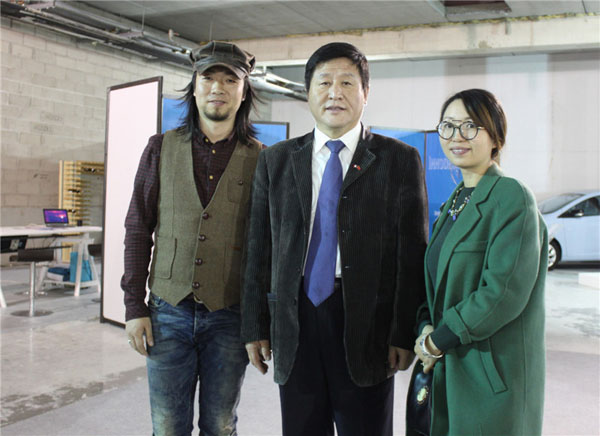 中国驻法国总领事与获奖设计师合影-3_副本_副本.jpg
